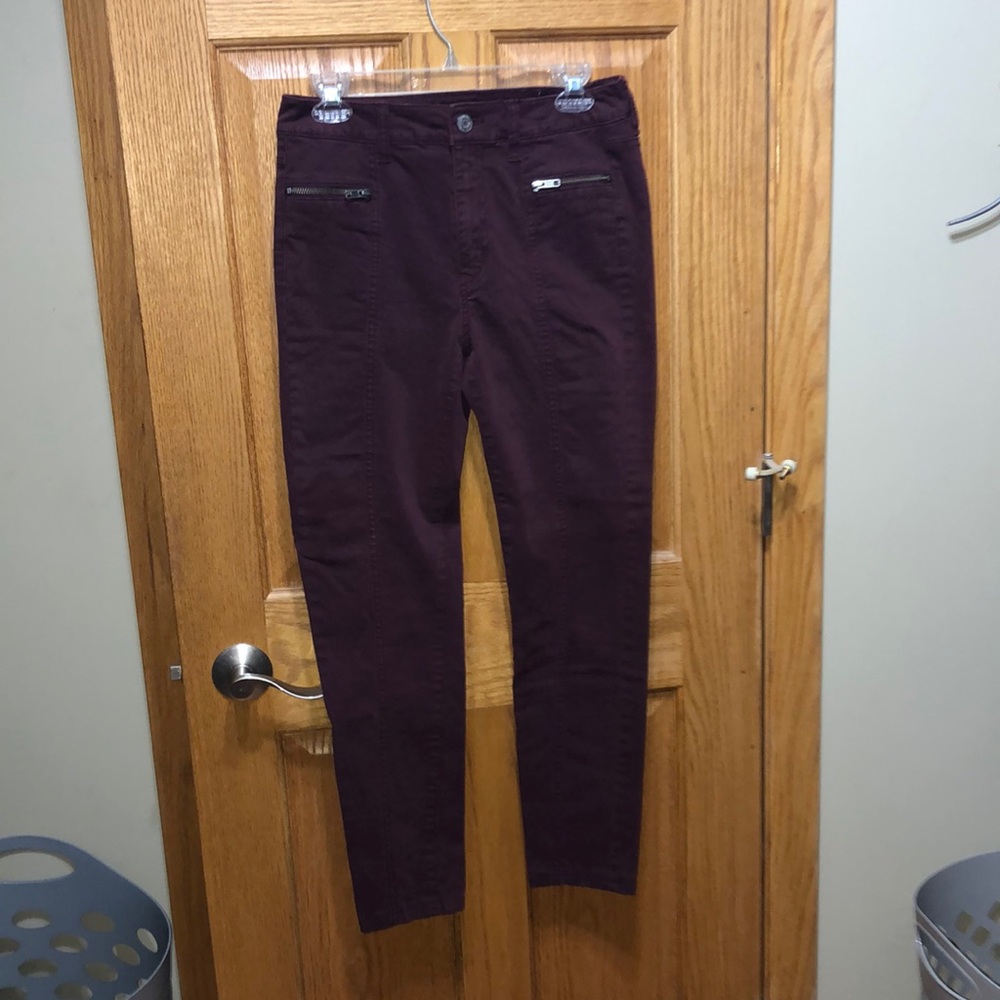 American Eagle outfitters maroon skinnt jeans. Size 6